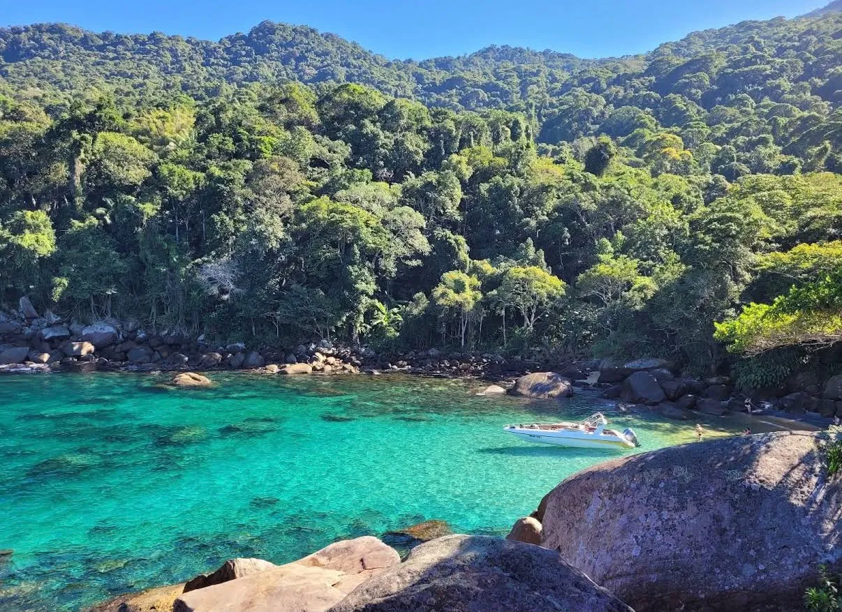 Praia do Caxadaço rotsen en turquoise baai